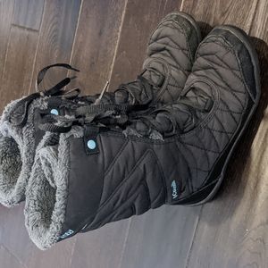 Columbia girls winter shoes, youth size 5, pre-loved